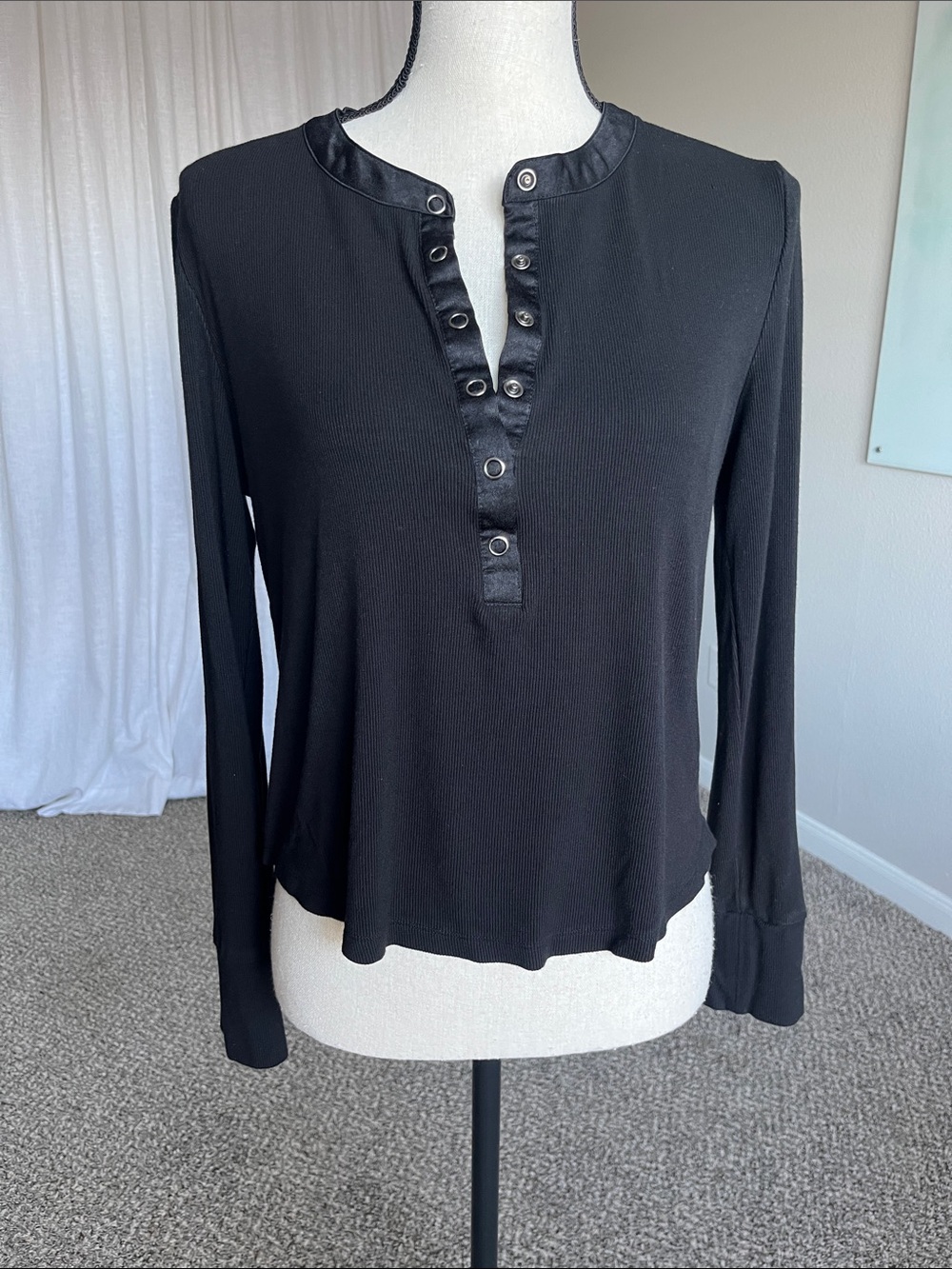 Evereve Black Ribbed Ling Sleeve V Neck Henley Modal Rib Knit Bamboo Blend M